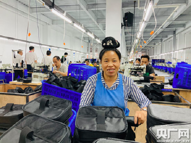 山海同行·决胜今朝 杭州余杭帮扶台江易地扶贫搬迁户生活大变样，户外用品产业成致富新引擎